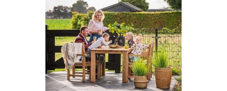 Table en bois spécialement conçu pour l'extérieur et la terrasse